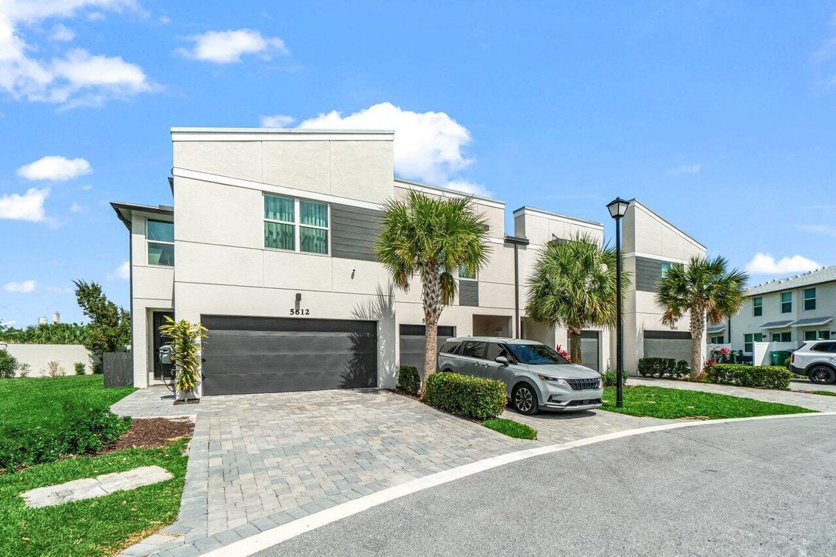 Attached, Exterior, Facade, Modern