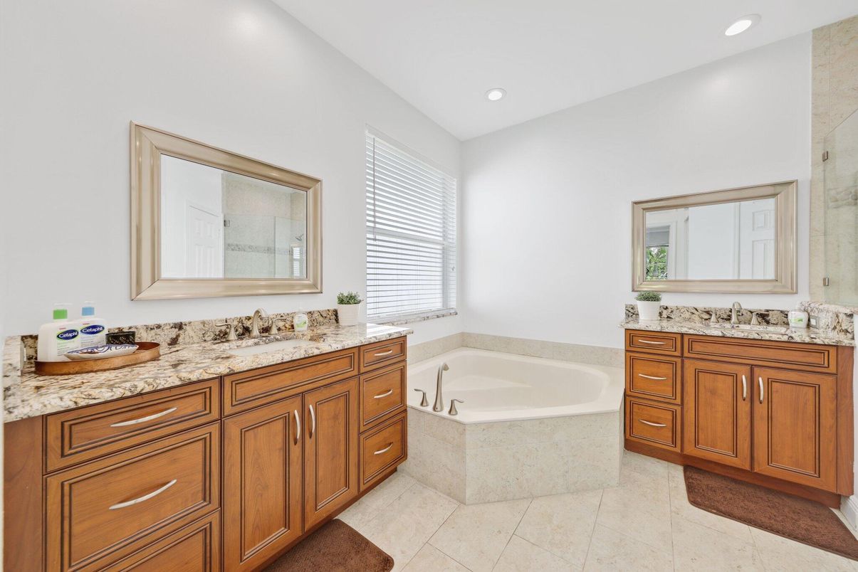 Bathroom, Dual Sink Vanities, Interior, Recessed Lighting