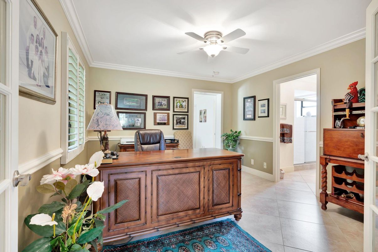 Home Office, Interior