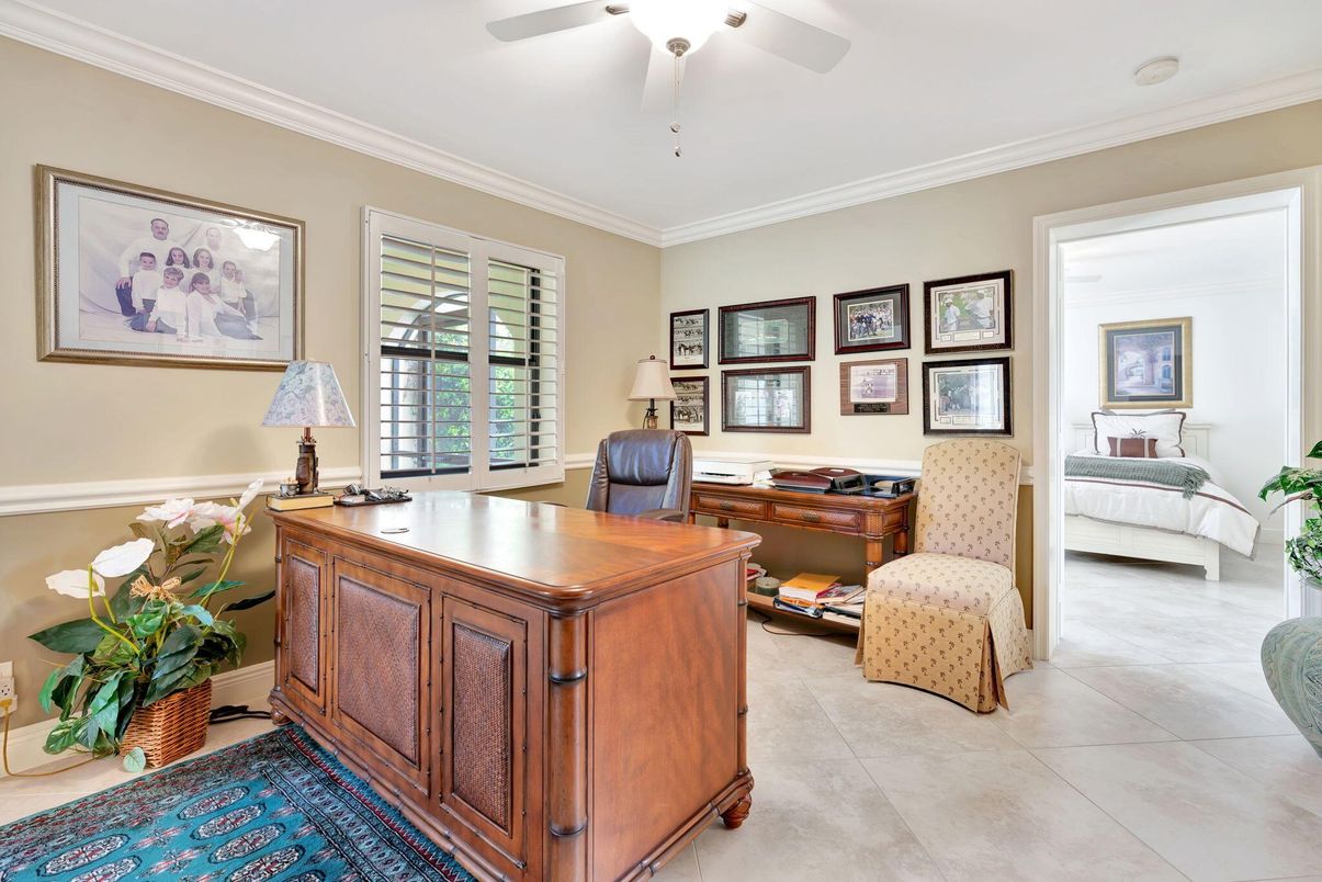 Home Office, Interior