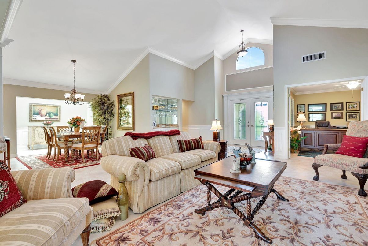 Chandelier, Dining room, Interior, Living room