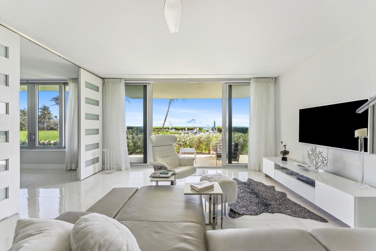 Interior, Living room, Water
