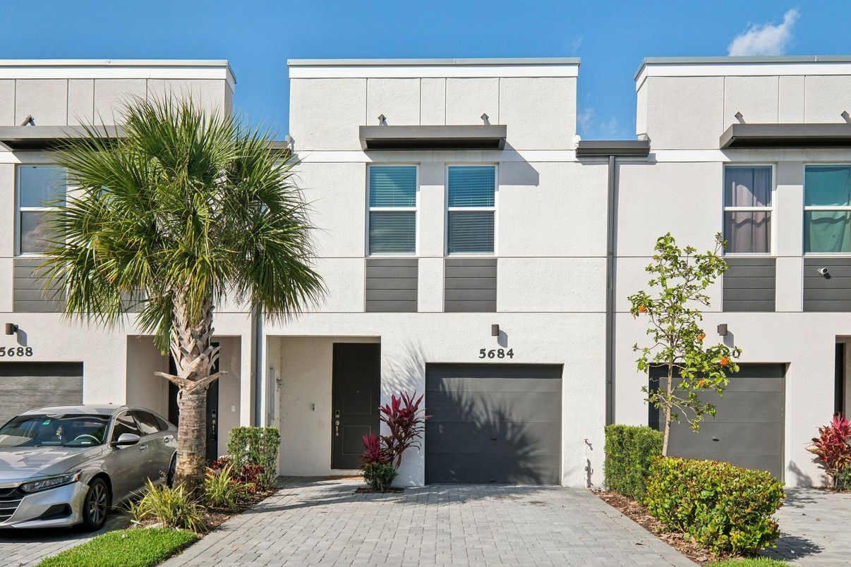 Attached, Exterior, Facade, Modern