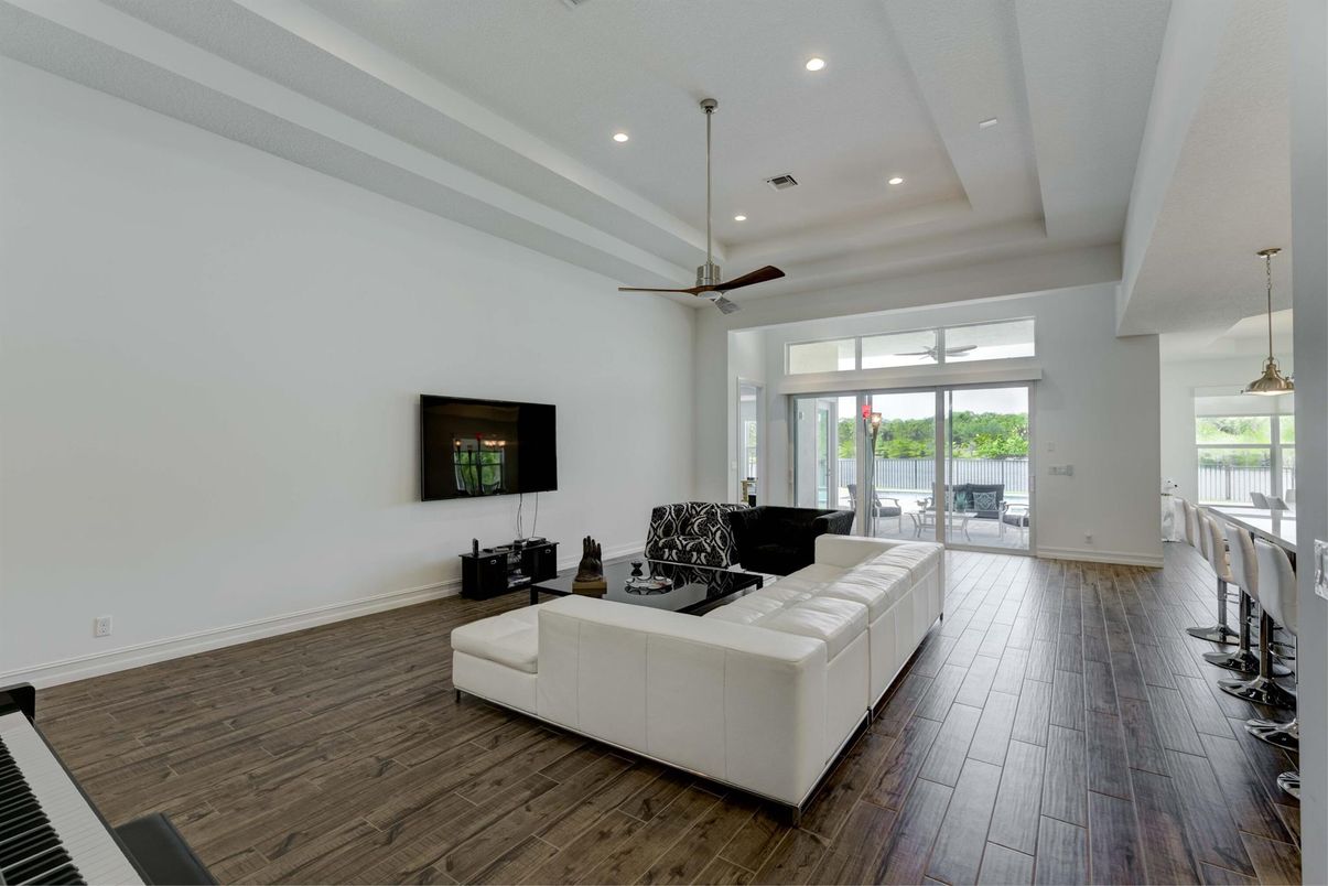 Interior, Living room, Pendant Lights, Piano, Recessed Lighting, Wood Texture Flooring