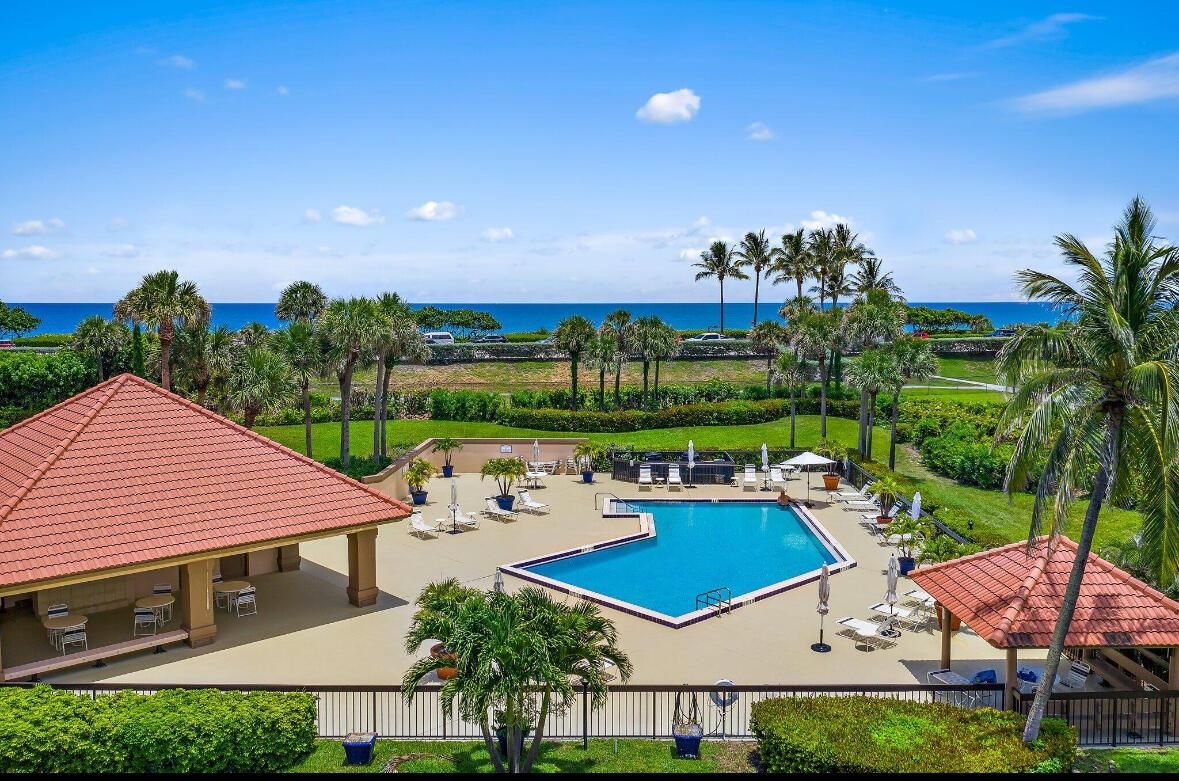 Exterior, Pool, Water