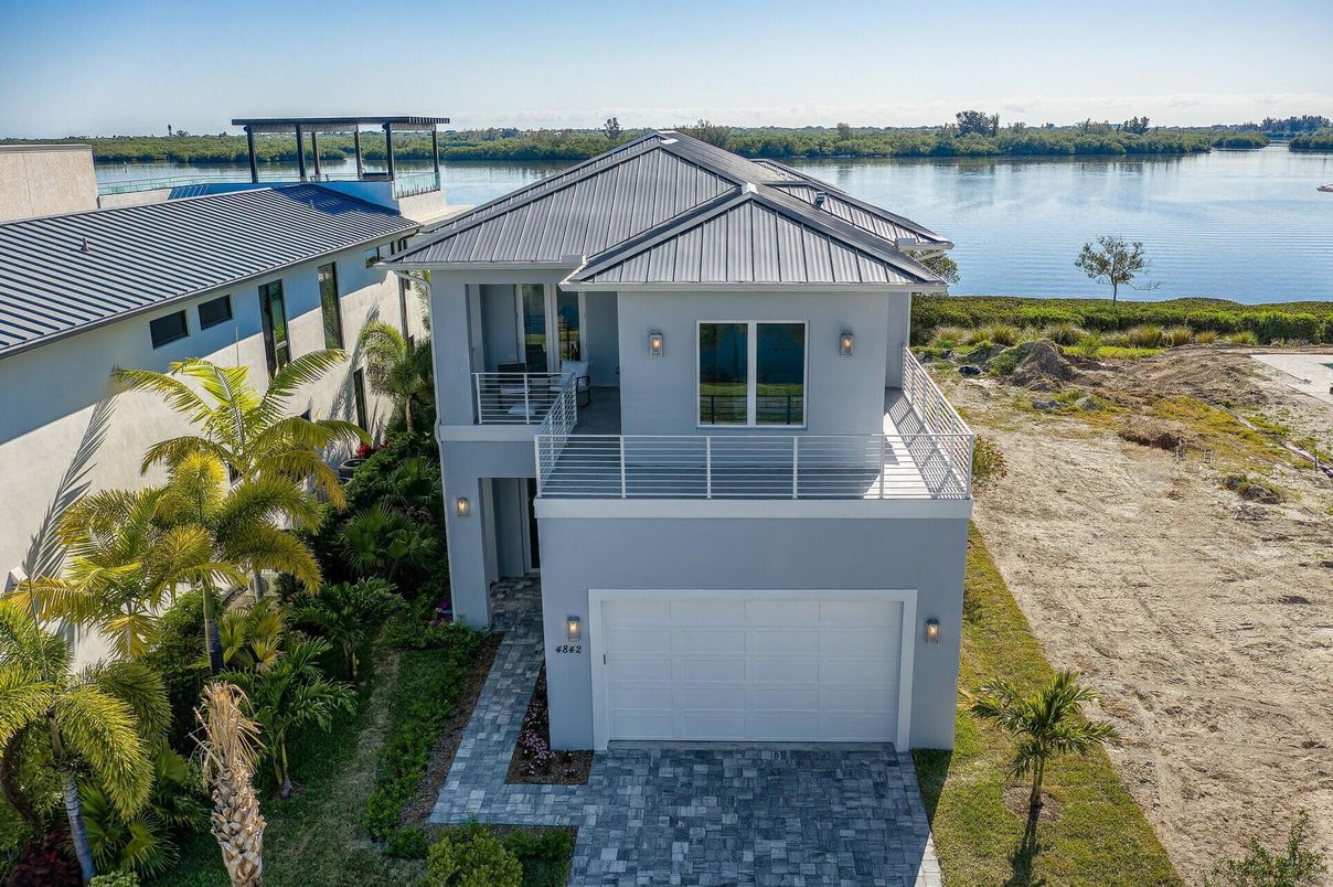 Attached, Exterior, Facade, Water, Modern