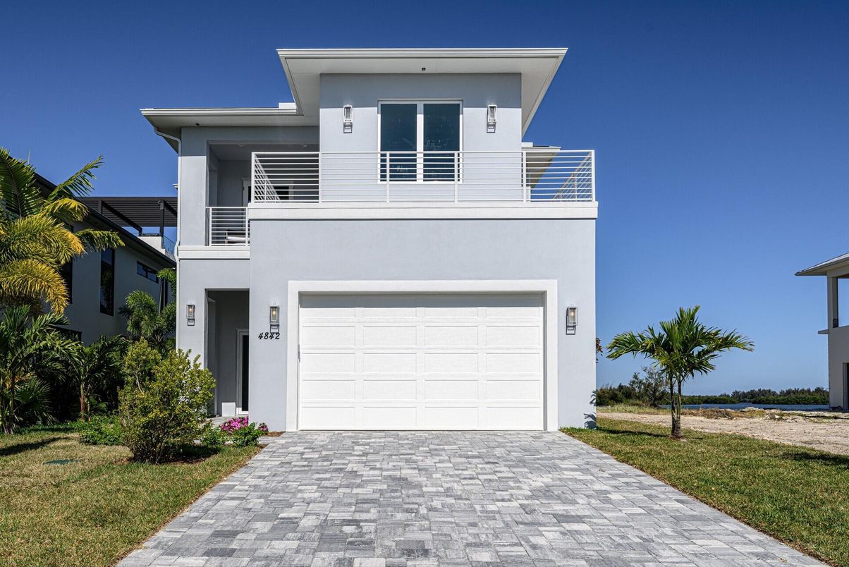 Attached, Exterior, Facade, Modern