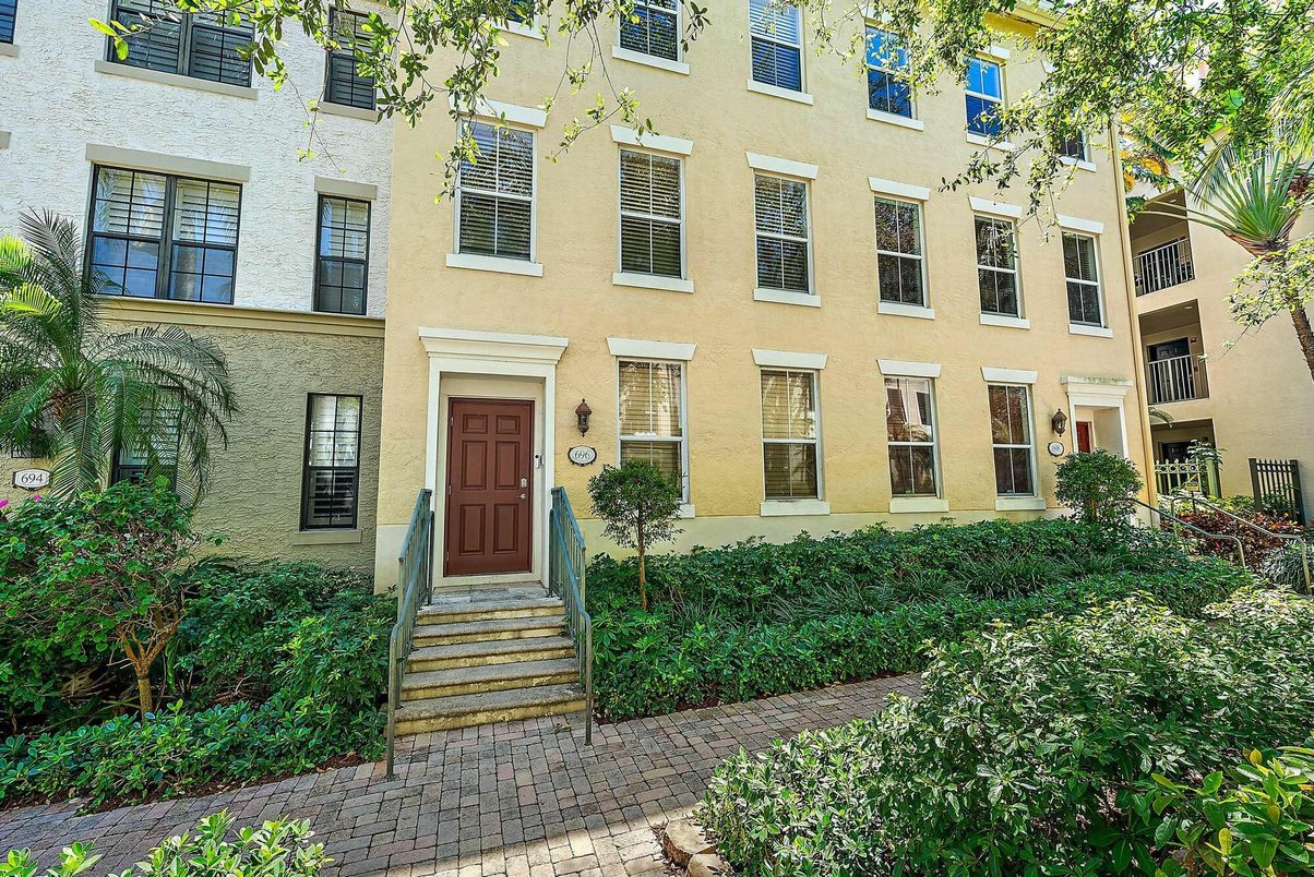 Exterior, Facade, Rowhouse