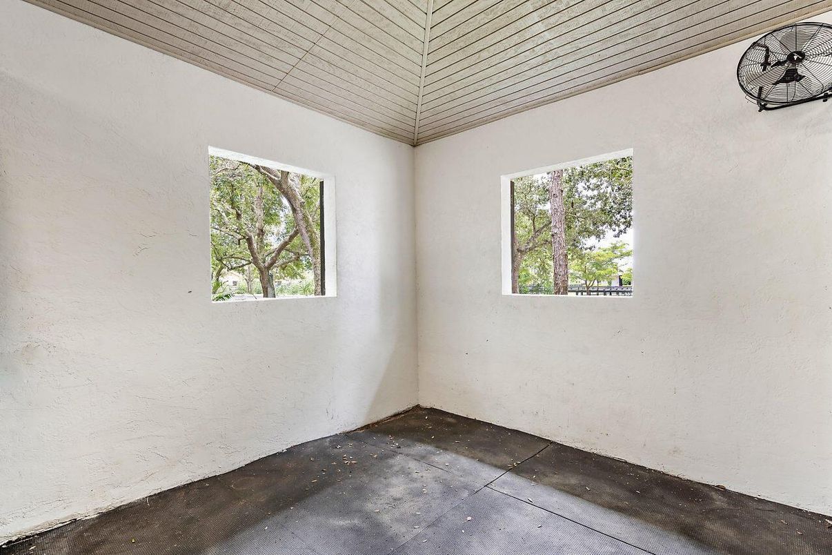 Empty room, Interior
