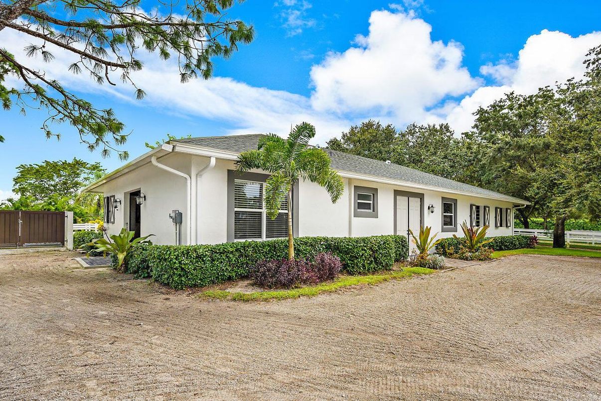 Backyard, Exterior, Facade, Ranch