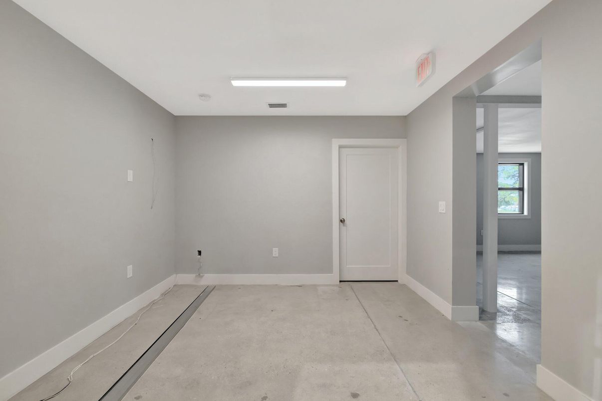 Empty room, Interior