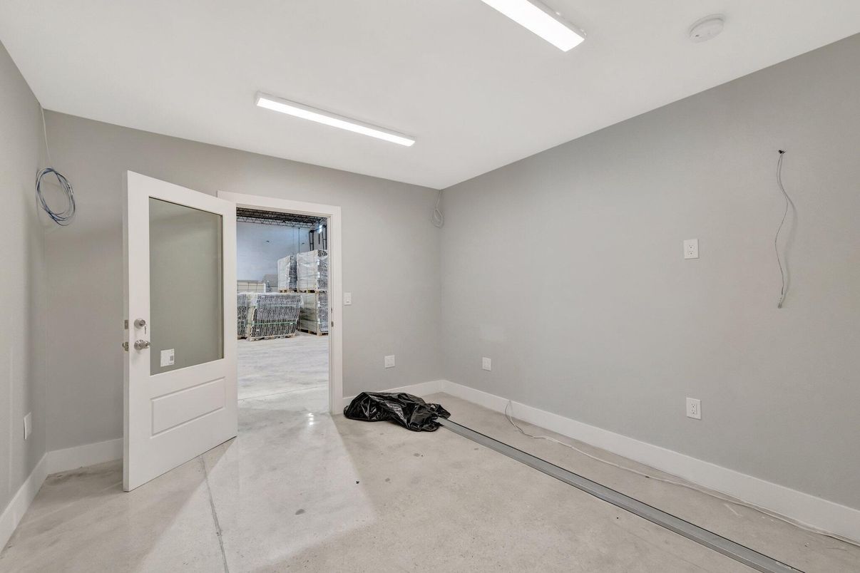 Empty room, Interior