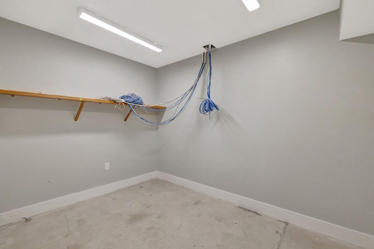 Empty room, Interior, Recessed Lighting