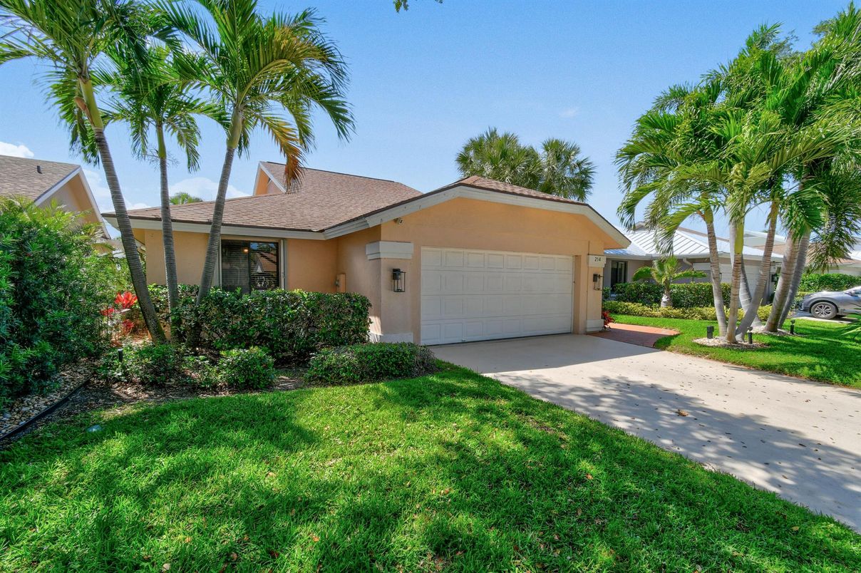 Attached, Exterior, Facade, Ranch