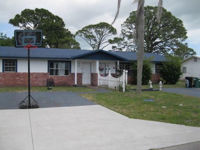 Backyard, Exterior, Facade, Brick Facade, Ranch