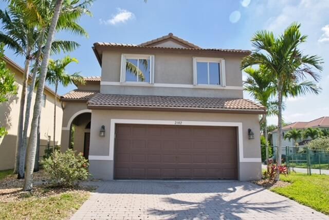 Attached, Exterior, Facade, Mediterranean