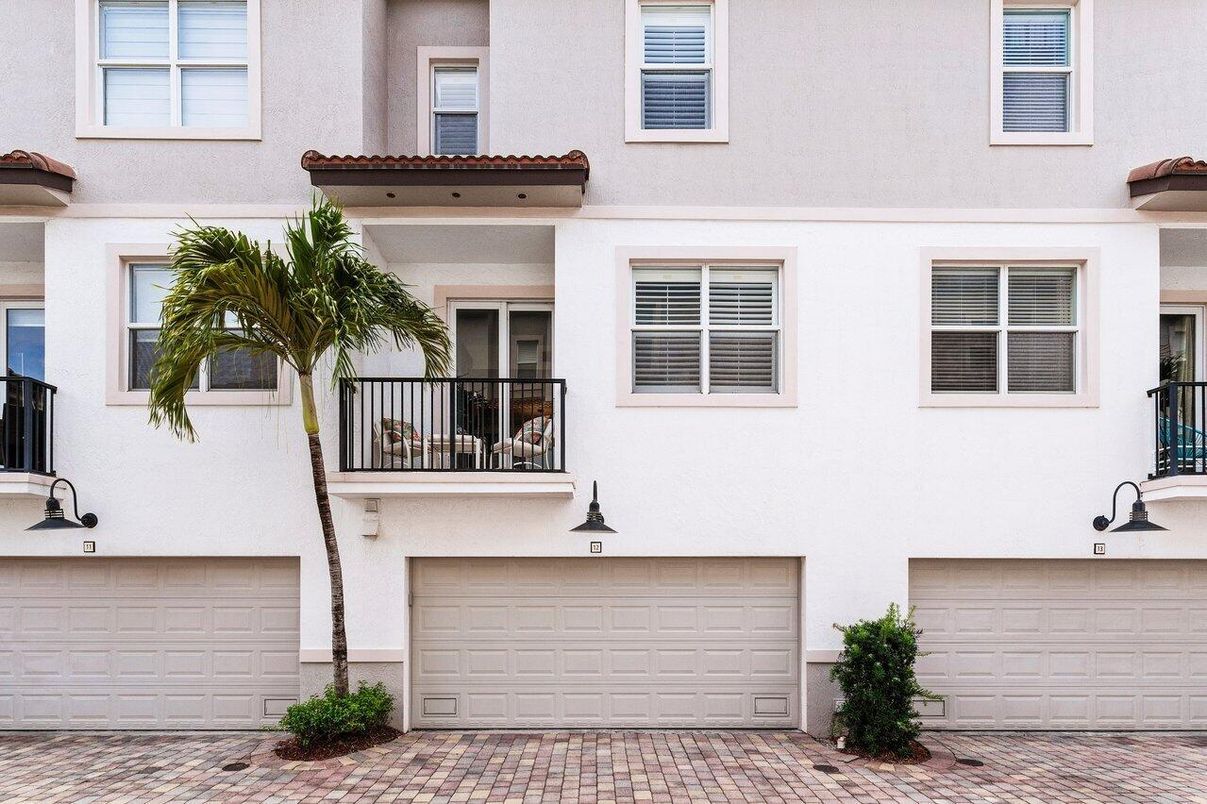Attached, Exterior, Facade, Spanish Mediterranean