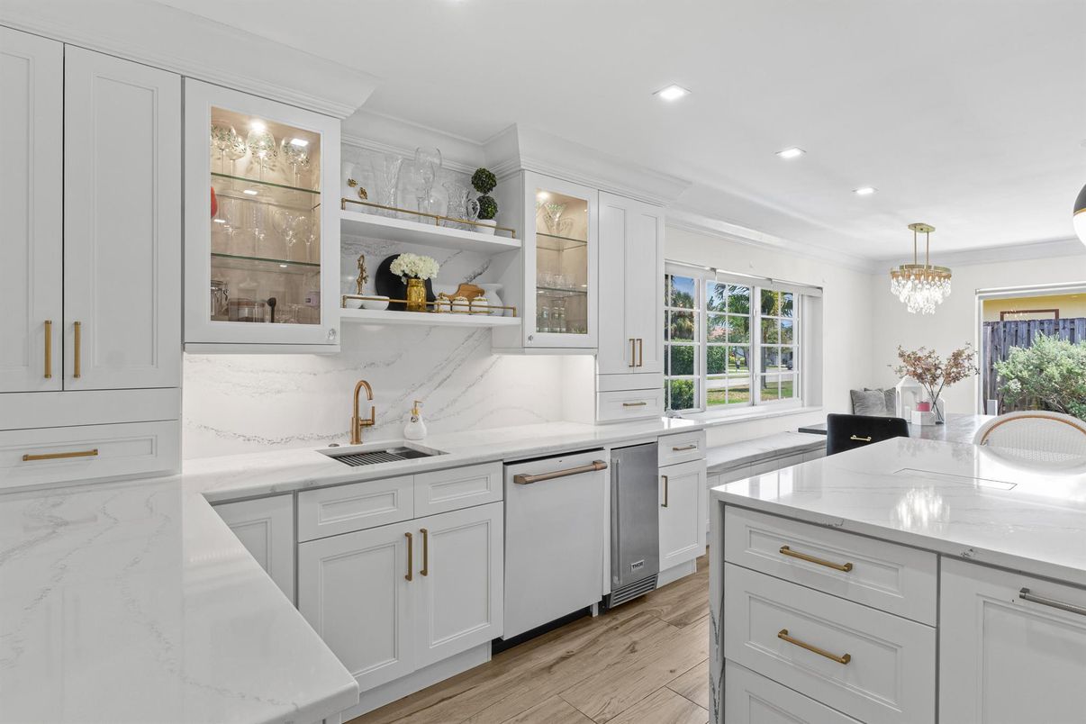 Chandelier, Interior, Kitchen, Marble Walls, Pendant Lights, Recessed Lighting, Wood Texture Flooring