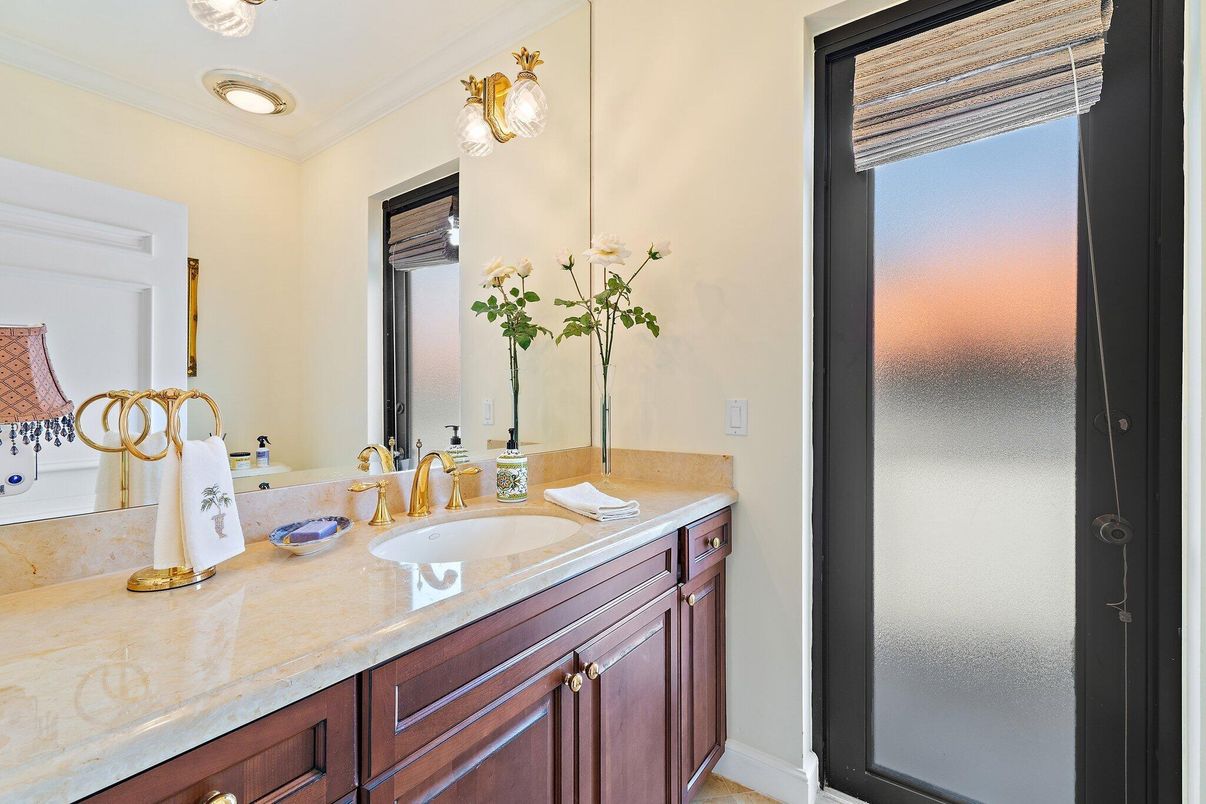 Bathroom, Interior, Recessed Lighting
