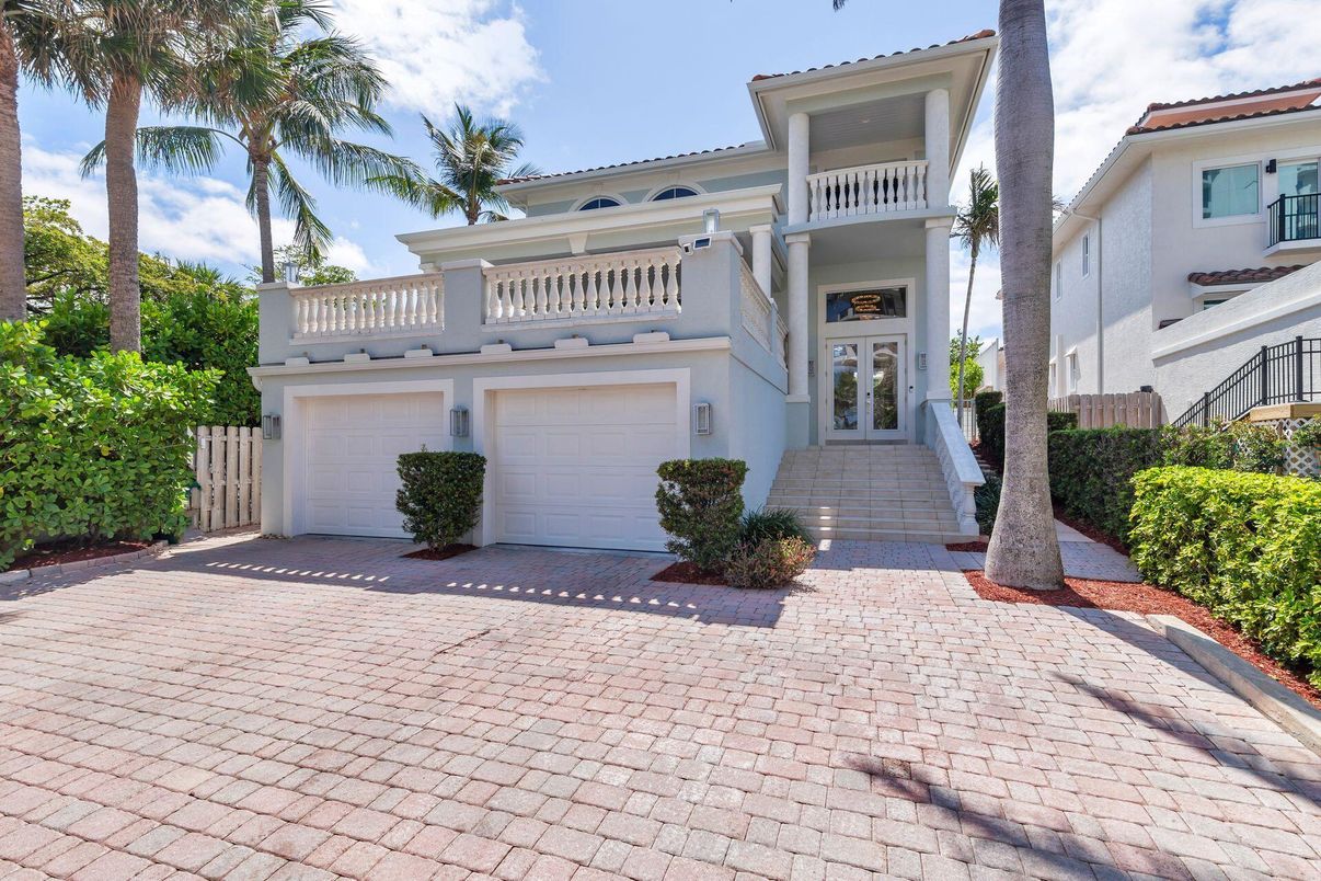Attached, Exterior, Facade, Mediterranean