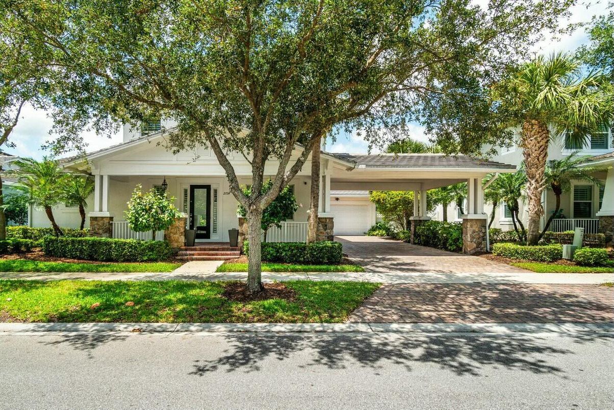 Attached, Exterior, Facade, Ranch
