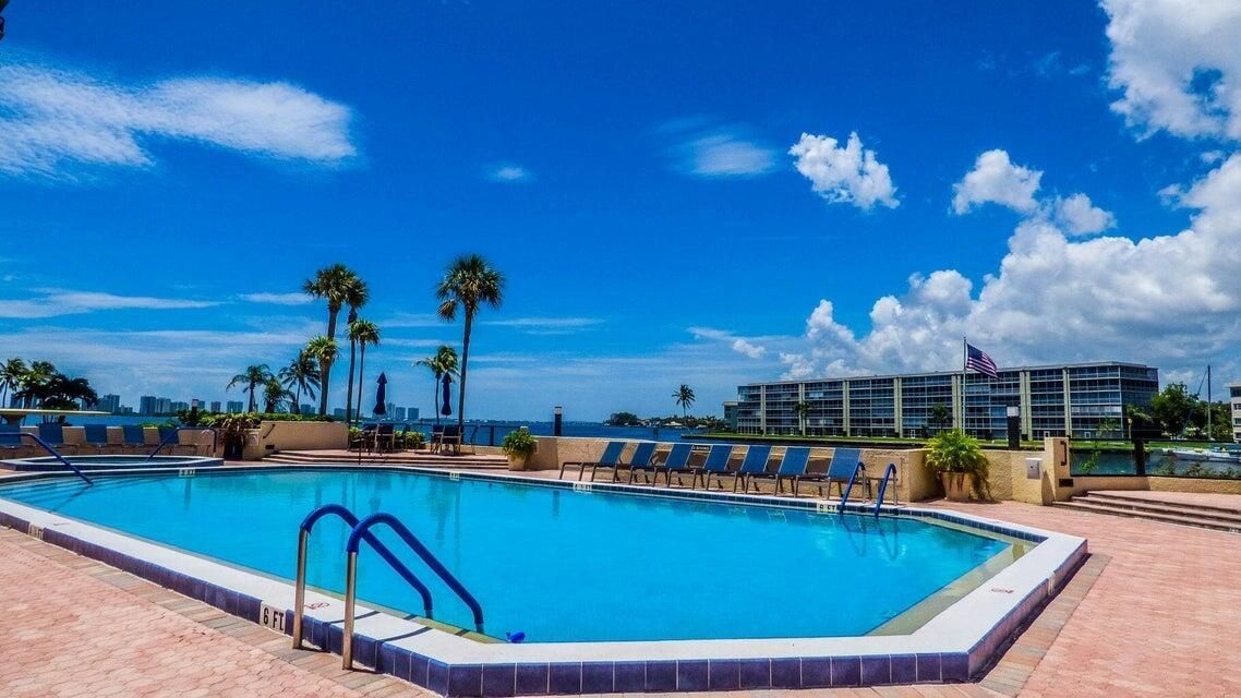 Exterior, Pool, Water