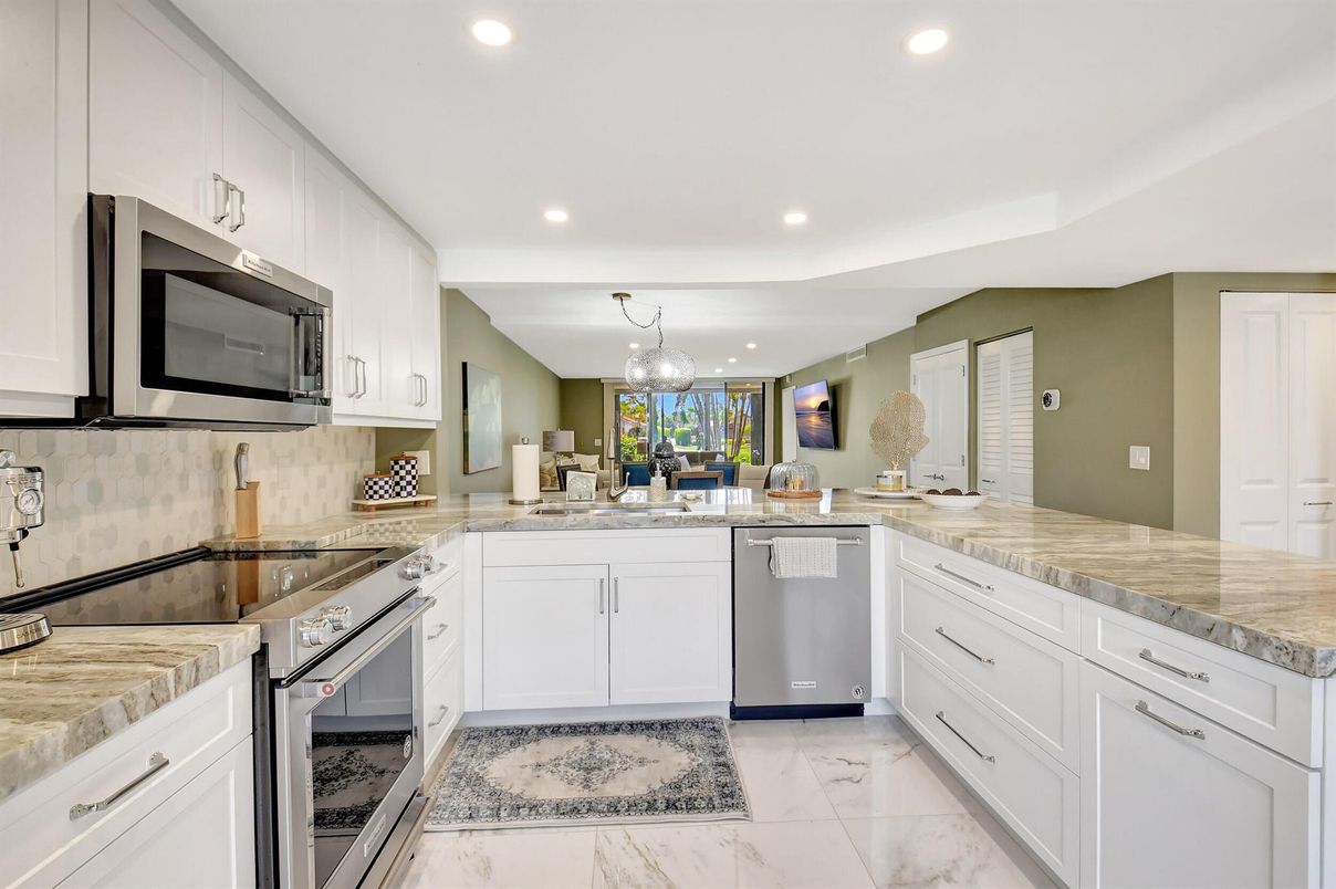 Chandelier, Dining room, Interior, Kitchen, Marble, Pendant Lights, Recessed Lighting, Stainless Steel Appliances