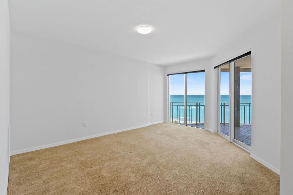 Empty room, Interior, Water