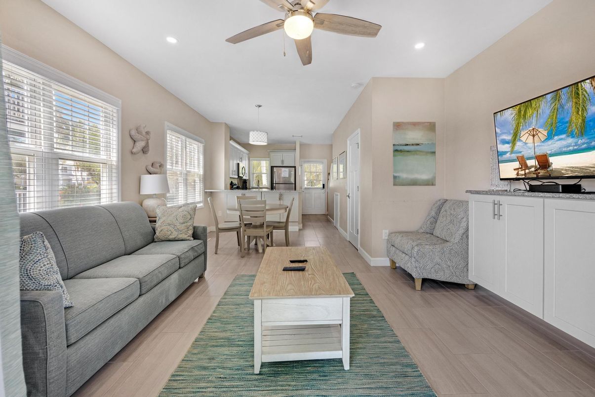 Dining room, Interior, Living room, Pendant Lights, Recessed Lighting, Wood Texture Flooring