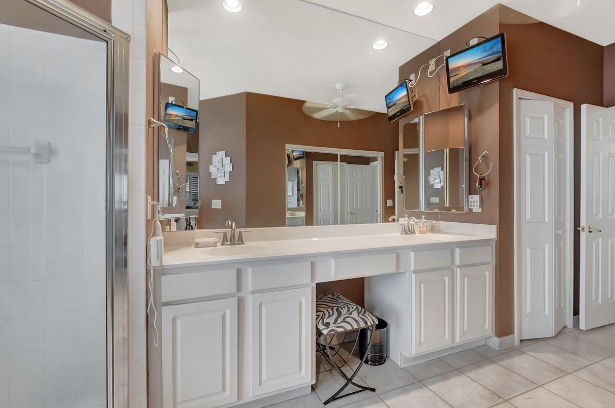Bathroom, Dual Sink Vanities, Interior, Recessed Lighting