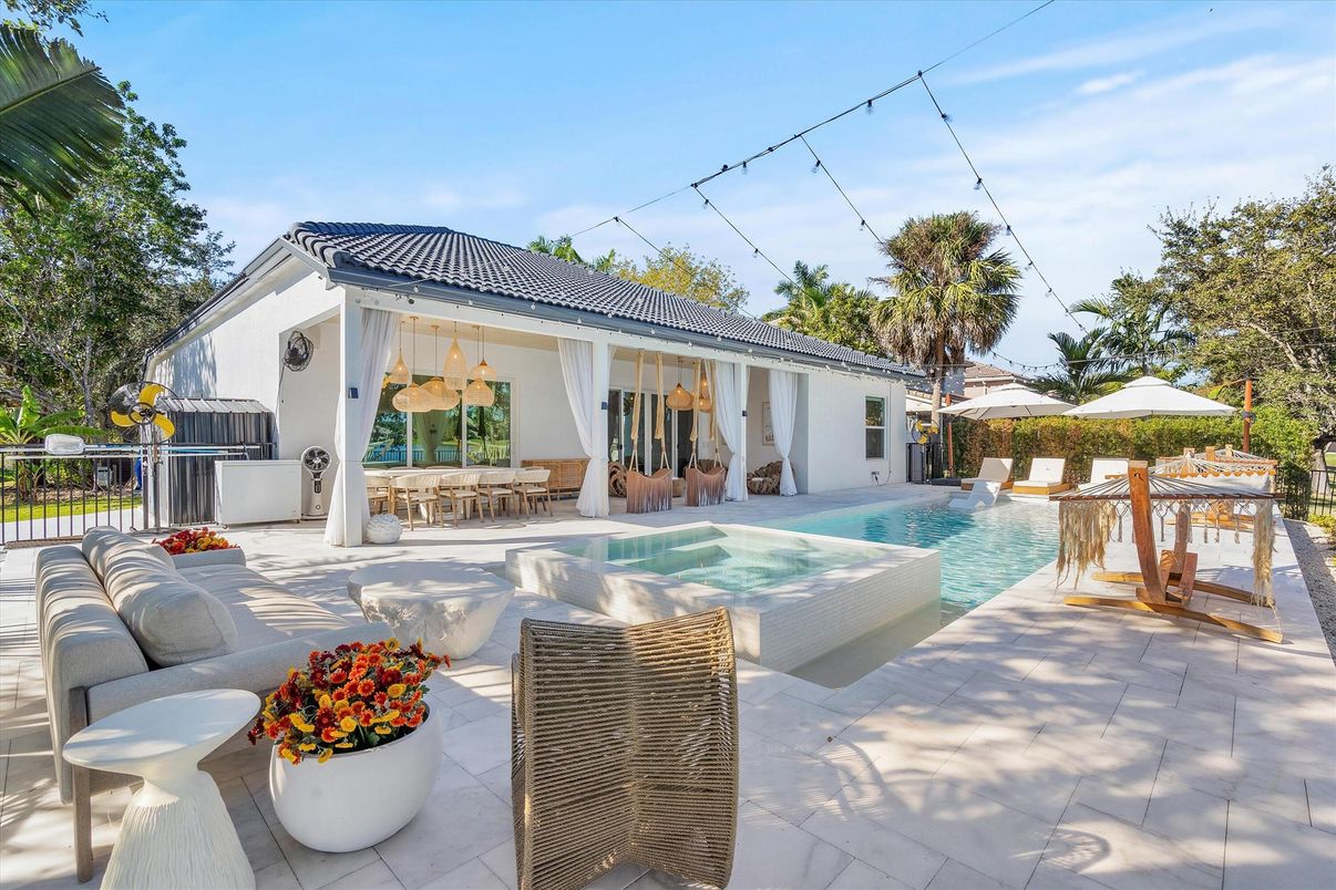 Exterior, Pool