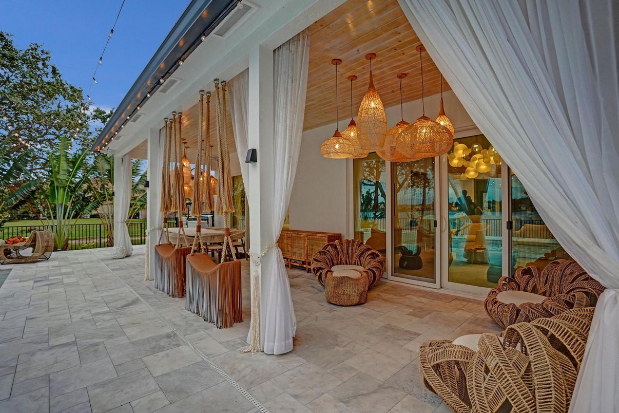 Dining room, Exterior, Pendant Lights