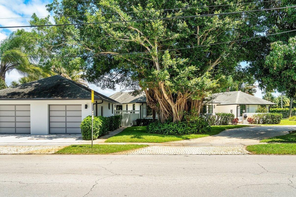 Attached, Exterior, Facade, Ranch