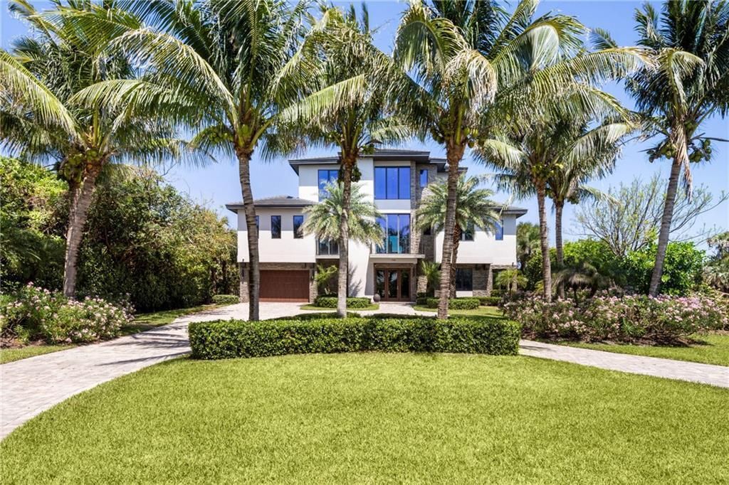 Attached, Backyard, Exterior, Facade, Modern