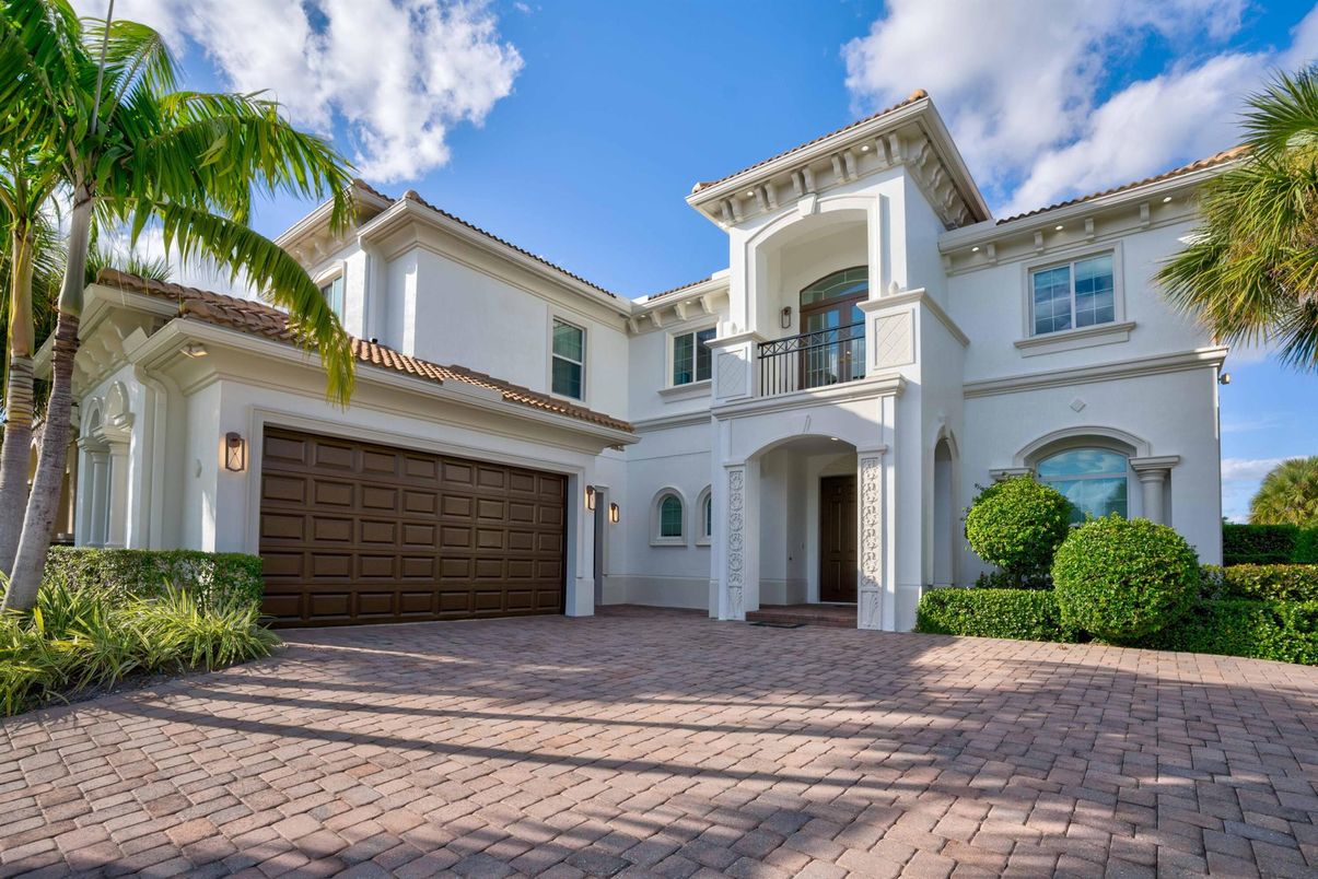 Attached, Exterior, Facade, Mediterranean