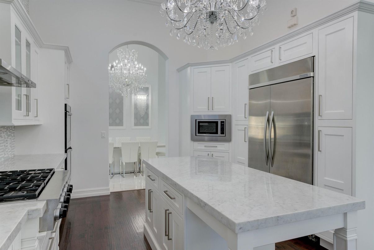 Chandelier, Dining room, Interior, Kitchen, Stainless Steel Appliances, Wood Texture Flooring