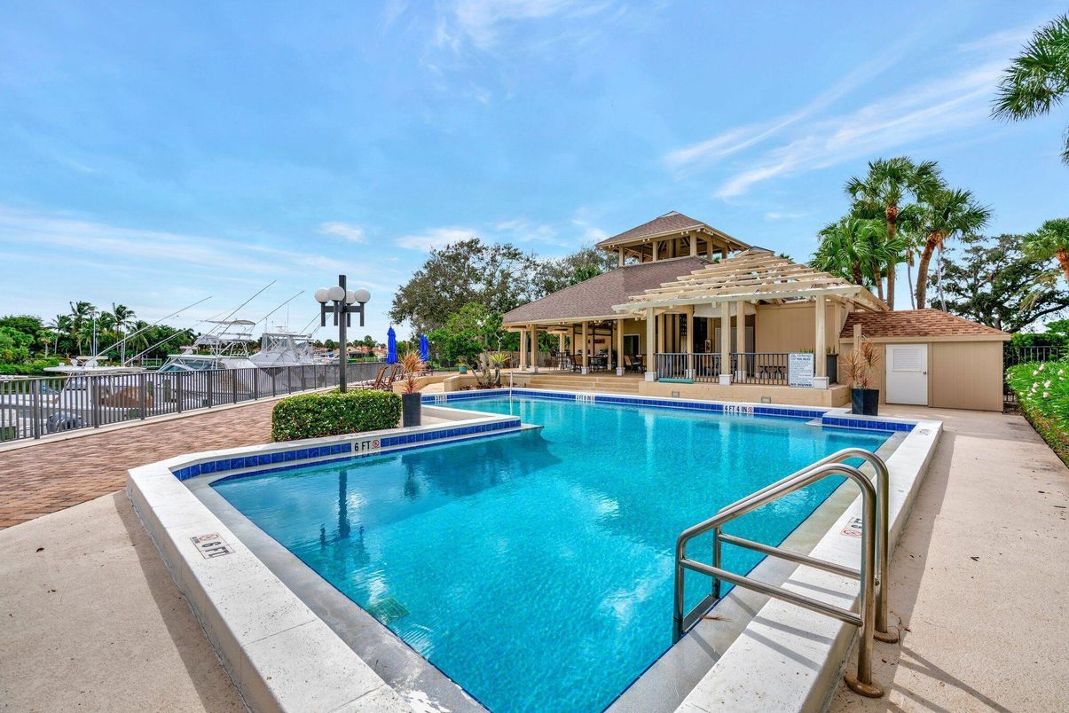 Exterior, Pool