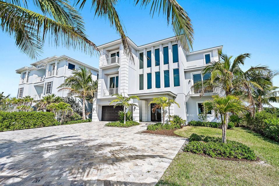 Attached, Exterior, Facade, Mediterranean