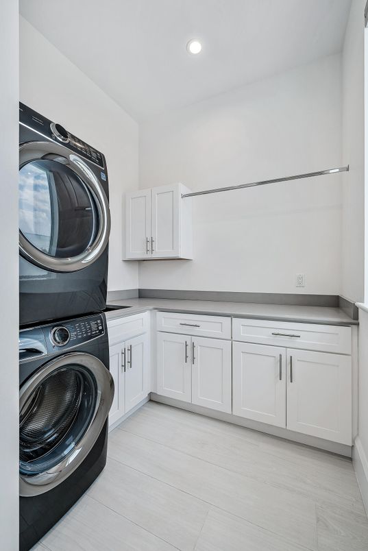 Interior, Recessed Lighting, Washer, Wood Texture Flooring