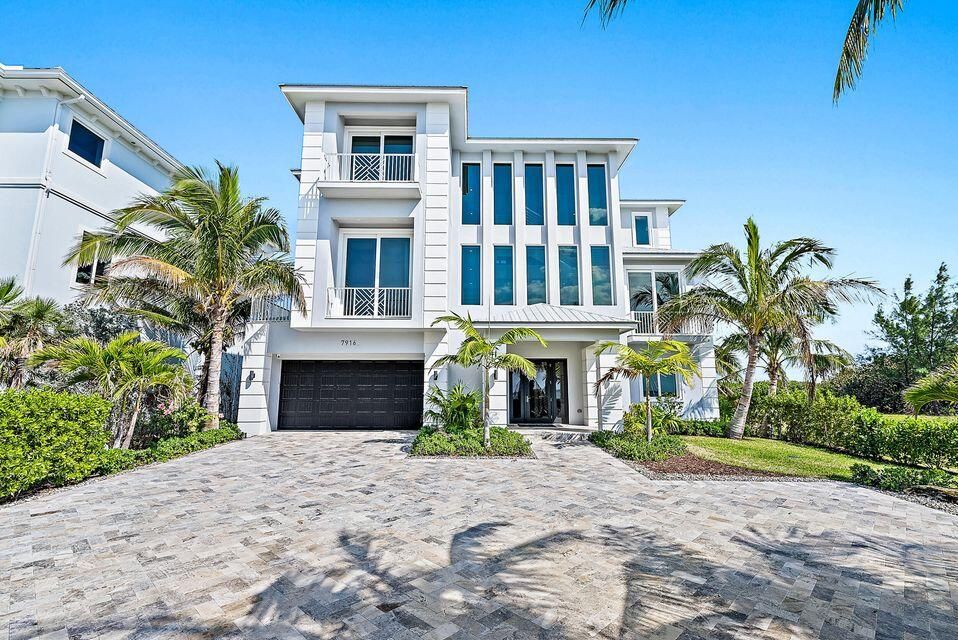 Attached, Exterior, Facade, Modern