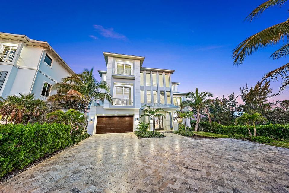Attached, Exterior, Facade, Mediterranean