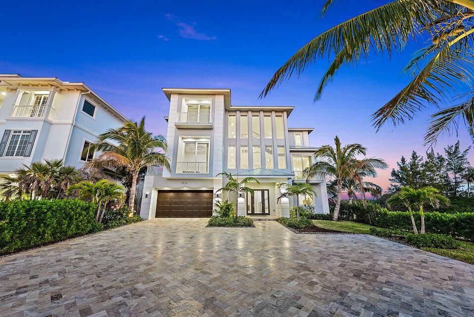 Attached, Exterior, Facade, Modern