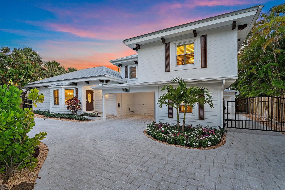Attached, Exterior, Facade, Mediterranean