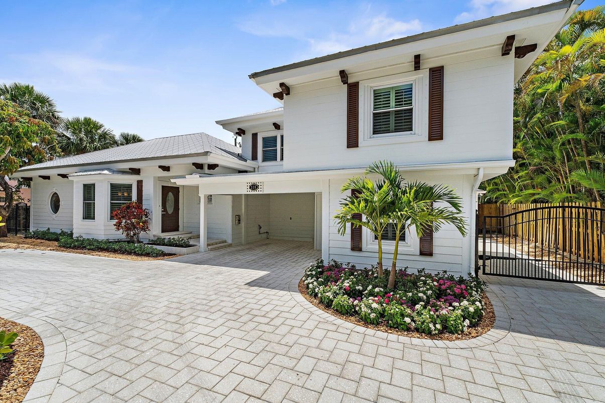 Exterior, Facade, Mediterranean