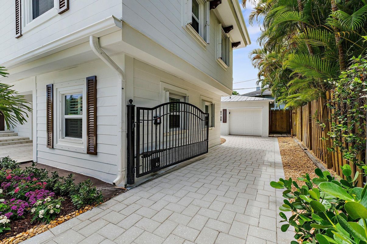 Detached Garage, Exterior