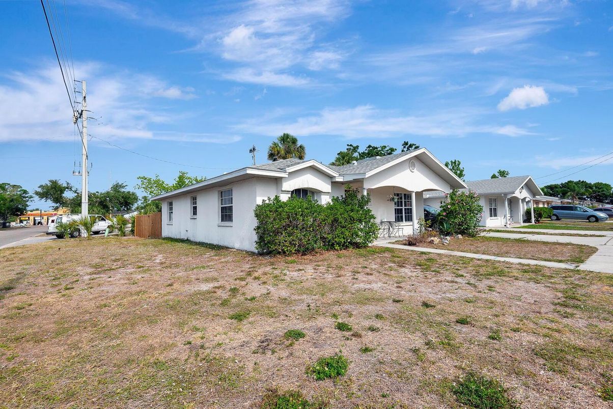 Backyard, Exterior, Facade, Ranch