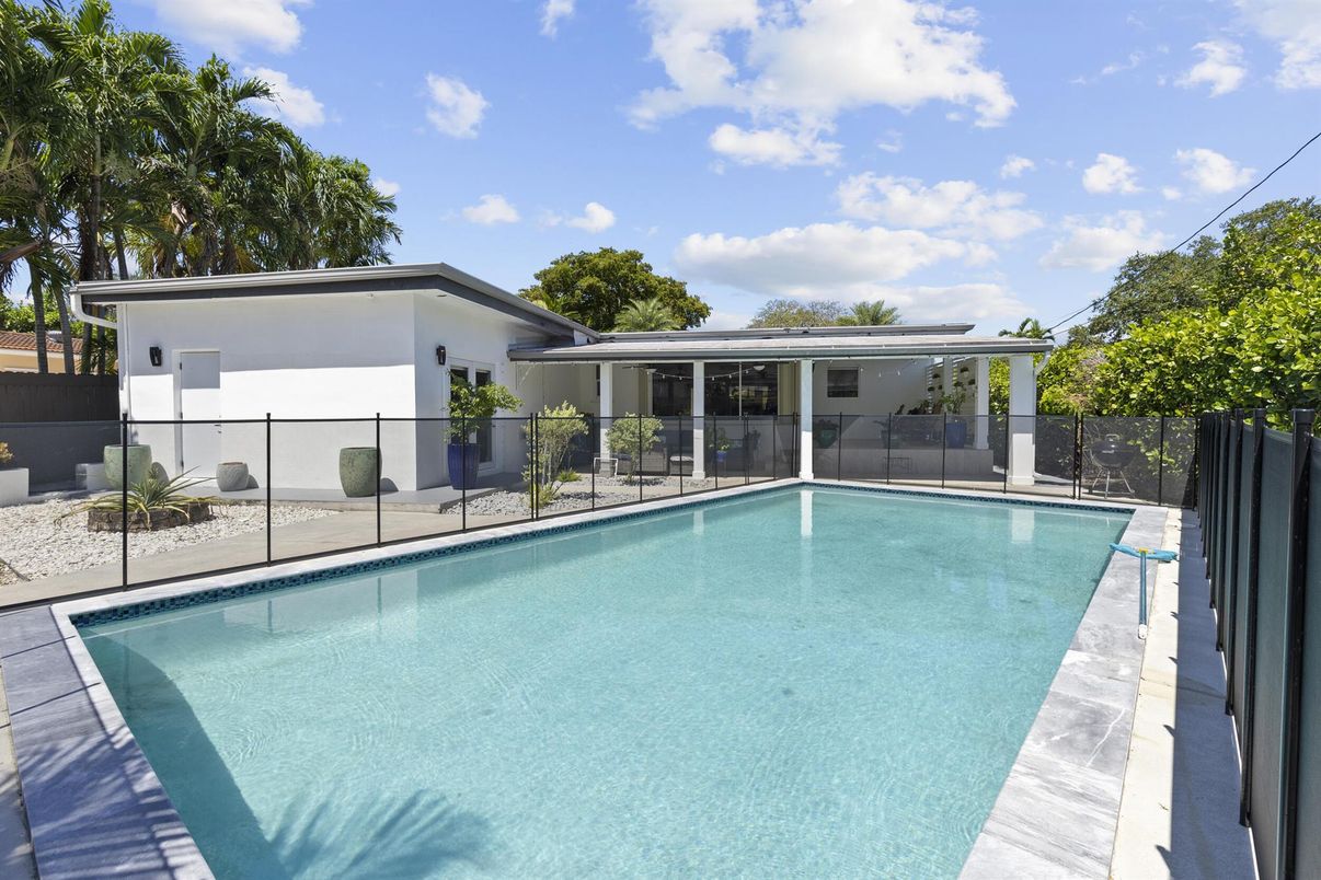 Exterior, Pool