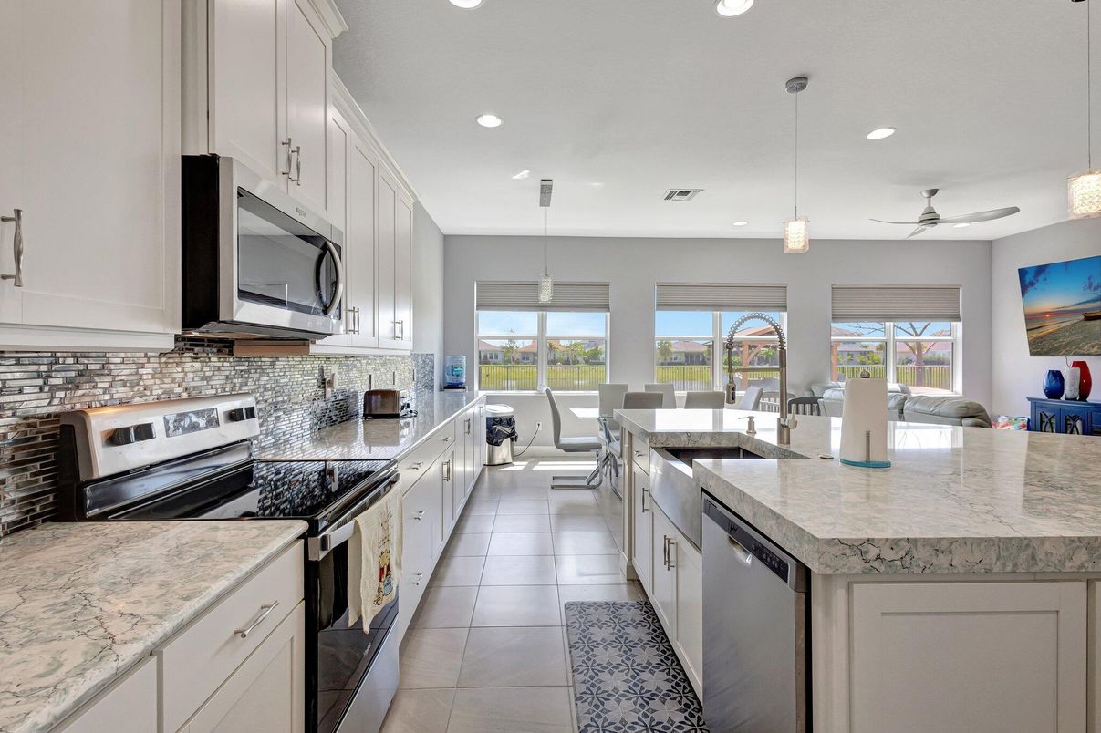 Dining room, Interior, Kitchen, Pendant Lights, Recessed Lighting, Stainless Steel Appliances