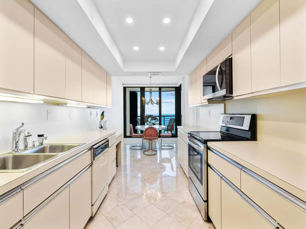 Chandelier, Dining room, Interior, Kitchen, Pendant Lights, Recessed Lighting, Stainless Steel Appliances, Water