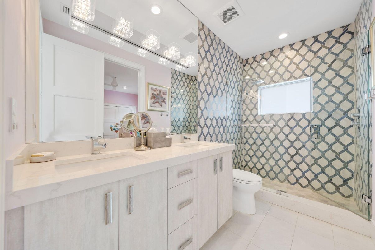 Bathroom, Dual Sink Vanities, Interior, Recessed Lighting